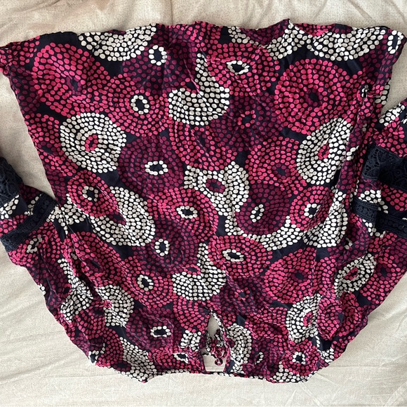 Crown & Ivy size Med  navy, pink and white blouse - Picture 4 of 6